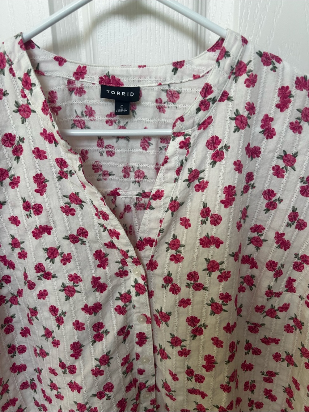 Torrid white Tunic with Fuchsia Floral Print 🌺